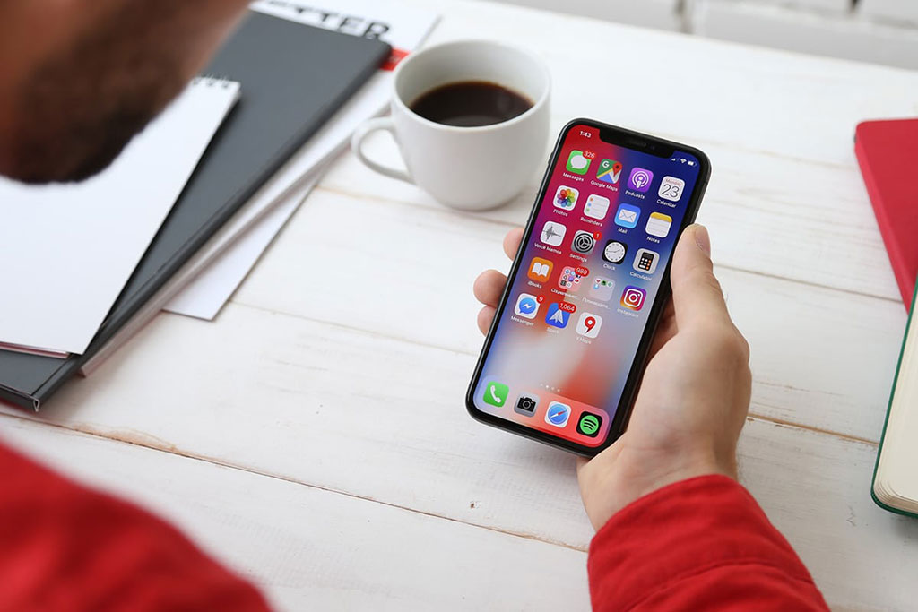 Un software spia installato su cellulare smartphone iPhone e Android