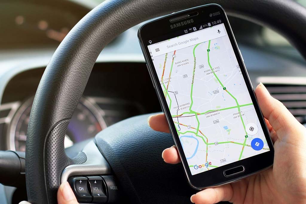Un cellulare riporta la posizione GPS di un veicolo