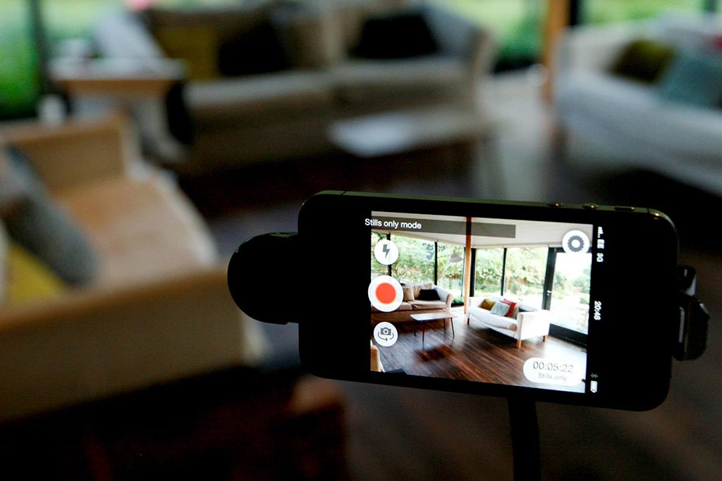 Un cellulare azionato per filmare di nascosto in casa