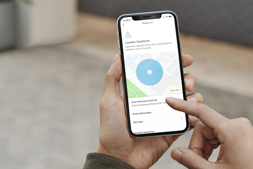 Un utente imposta sul cellulare un perimetro geofence