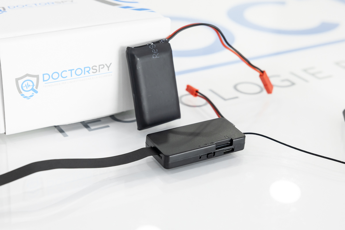 Microcamera Wi-Fi P2P Full HD con obiettivo 90° e motion detection, vista frontale con scatola DoctorSpy – CAM.W.28