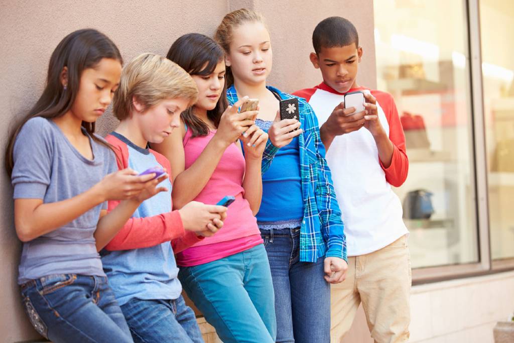 Un gruppo di figli con il telefono senza controllo dei genitori