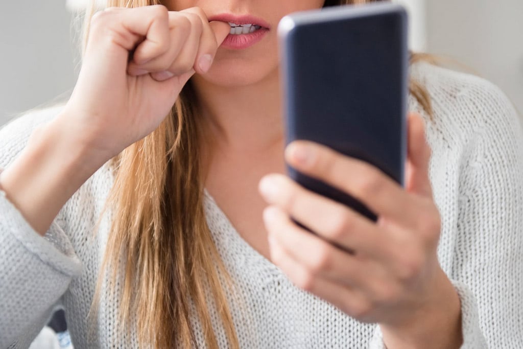 Una ragazza spiata dalla fotocamera del cellulare
