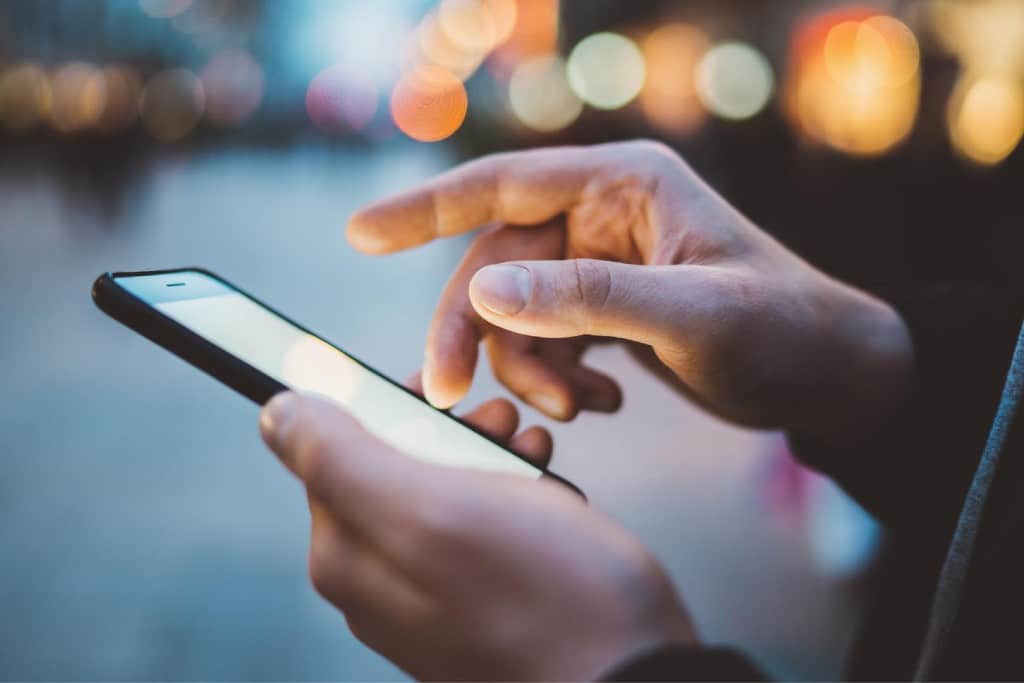 Un utente cerca di controllare il telefono avendo solo il numero