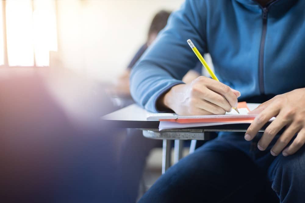 Uno studente che sta per copiare un esame all'università e commettere un reato