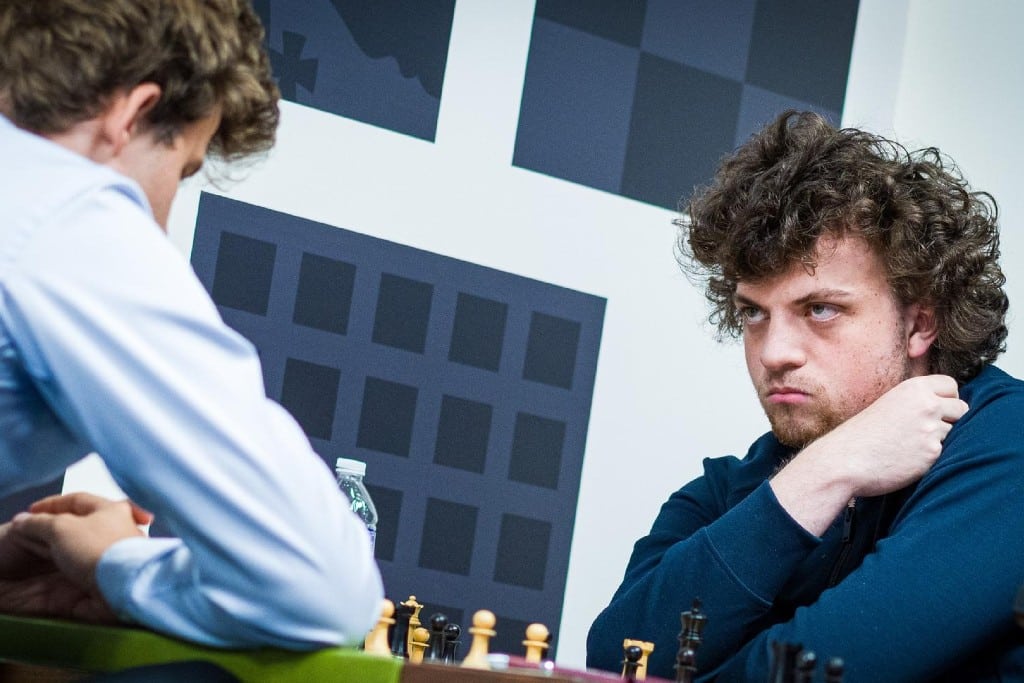 Magnus Carlsen e Hans Niemann: si può barare a scacchi con un micro auricolare invisibile spia professionale?