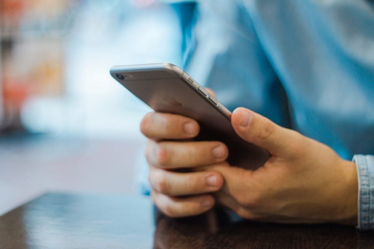 Un utente maneggia il telefono per cercare come non farsi spiare il cellulare