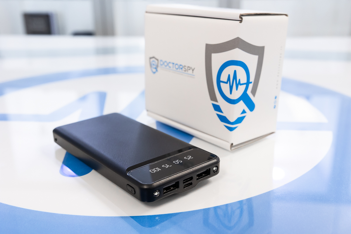 Power bank da 10000 mAh con mini telecamera Wi-Fi P2P Full HD integrata, vista frontale, codice CAM.W.07