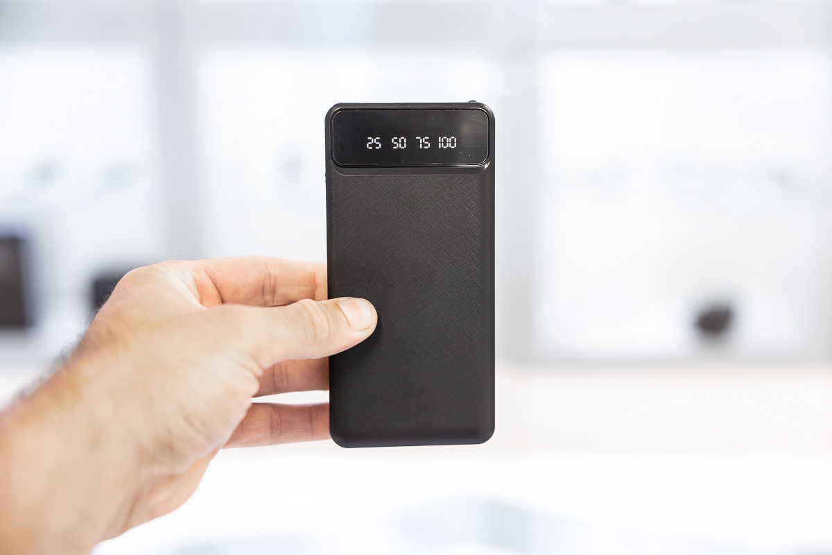 Power bank con mini telecamera Wi-Fi P2P Full HD integrata, mostrato in mano, codice CAM.W.07