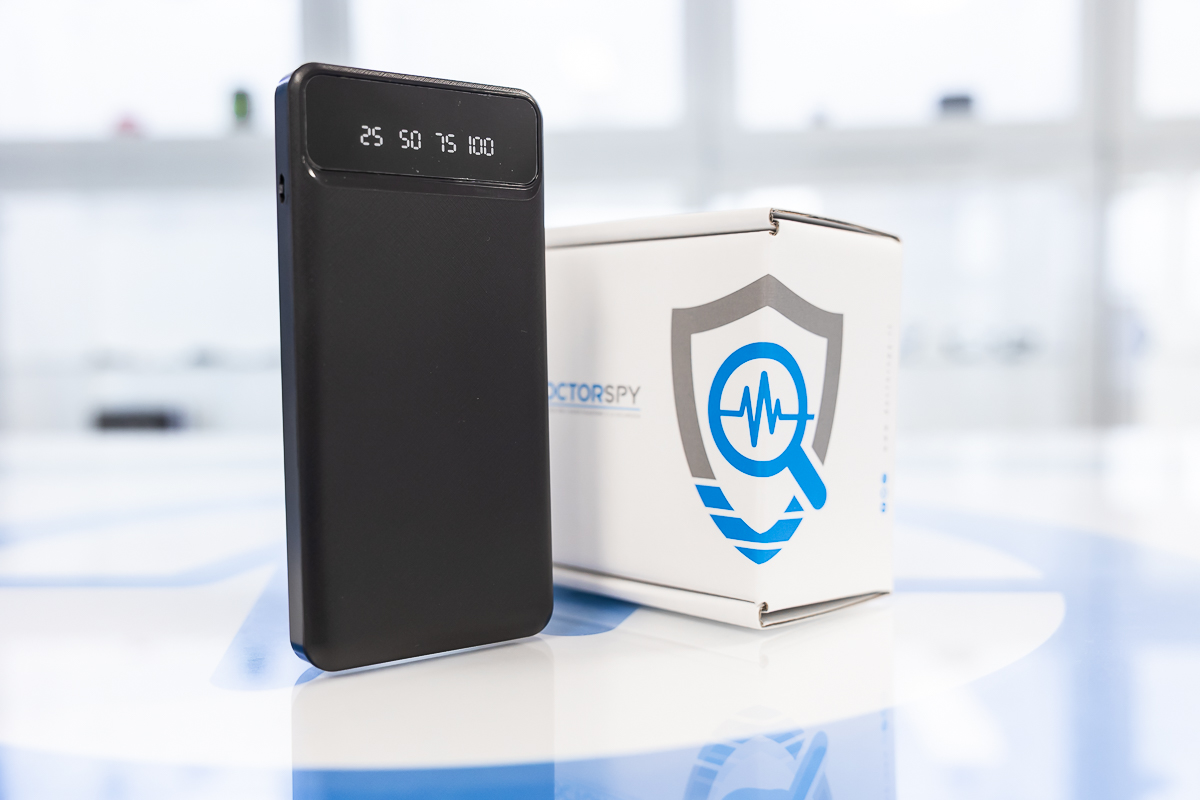 Power bank con mini telecamera Wi-Fi P2P Full HD integrata, accanto a scatola DoctorSpy, codice CAM.W.07