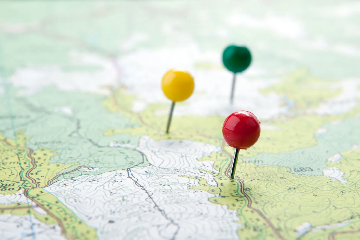 Tre spilli su una mappa geografica che segnano una posizione