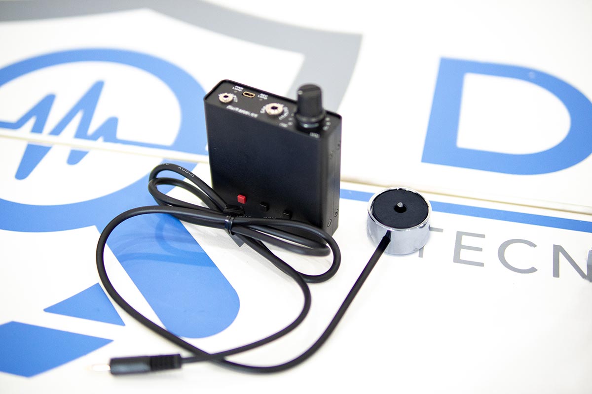 Un microfono a contatto, detto anche microfono a muro o a parete, Doctorspy
