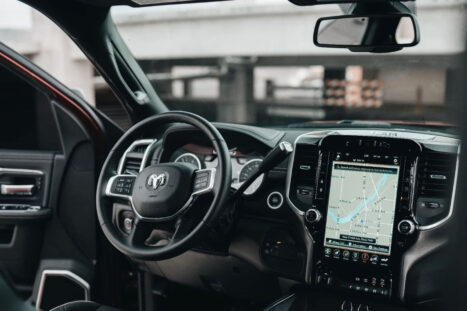 L'interno di un'auto su cui è installato un localizzatore GPS