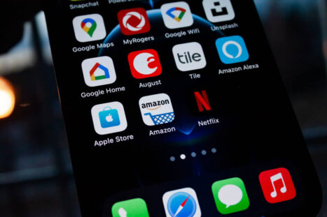 Un cellulare su cui è stato installato un software spia