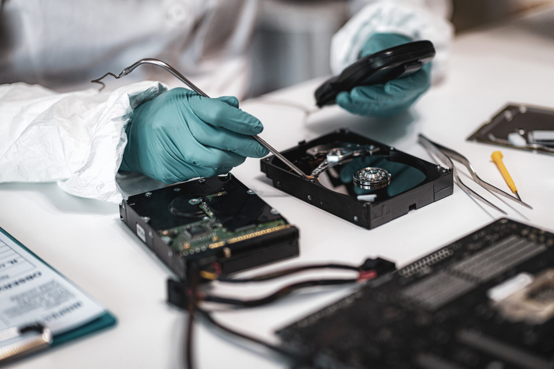 Un analista forense all'opera su alcuni hard disk
