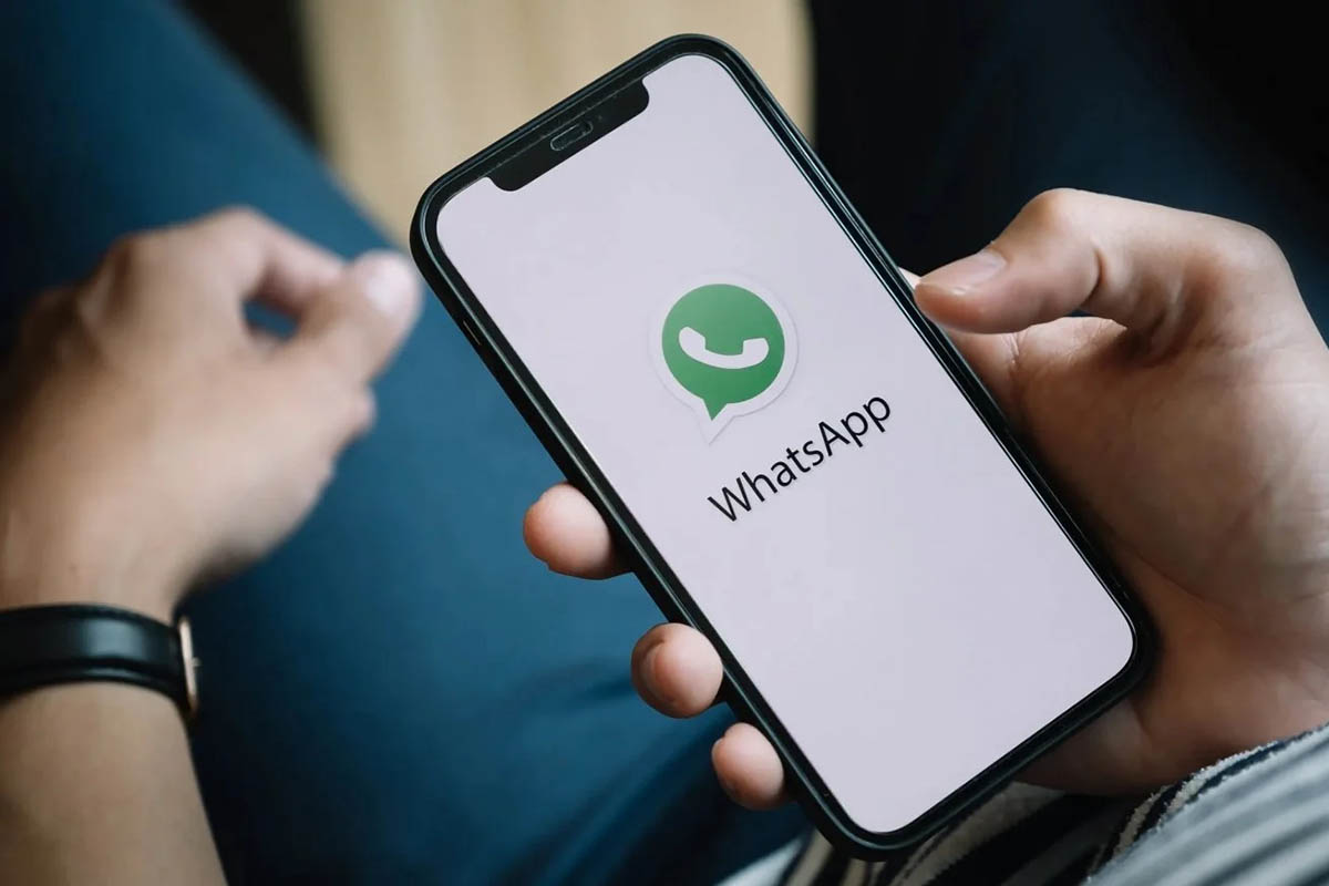 Un utente naviga su WhatsApp ignaro di essere spiato