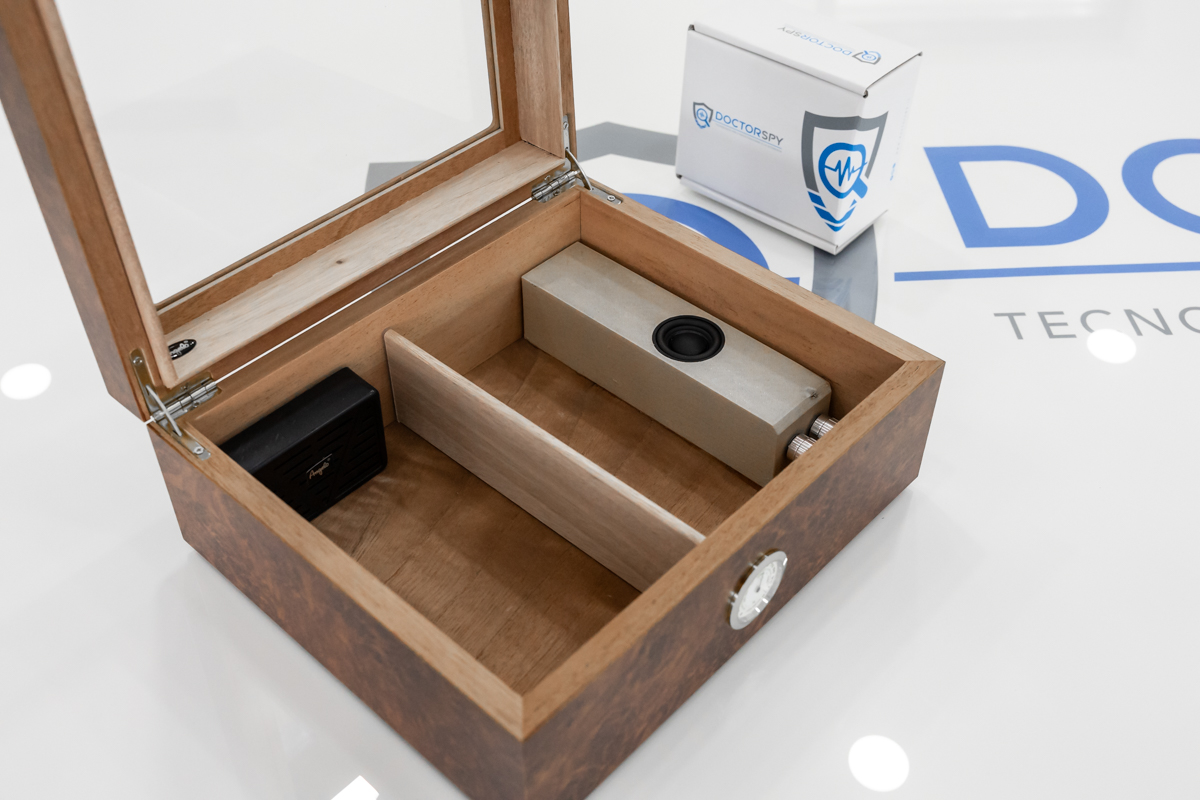 Scatola per sigari in legno con sistema di anti intercettazione per cellulari ad emissione di rumore bianco CAI.08