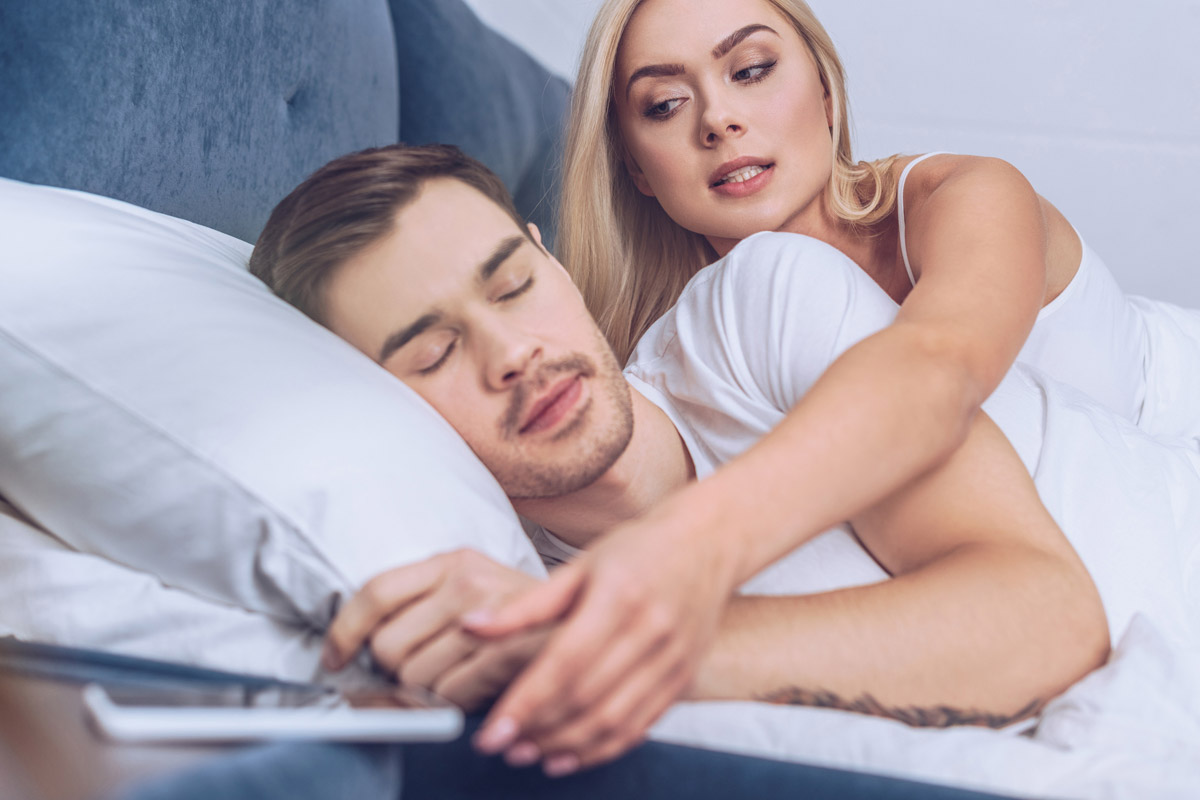 Una donna cerca di controllare il cellulare del compagno perché sospetta un tradimento
