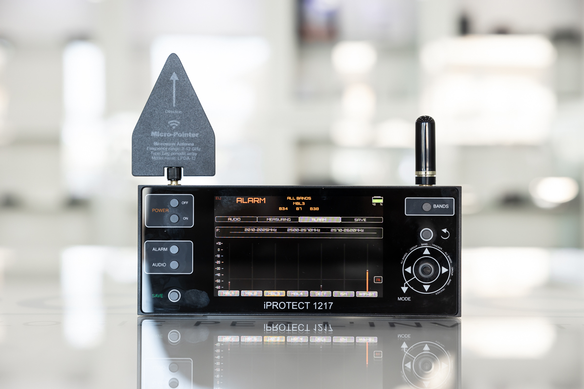 Rilevatore RF analogico e digitale 5G iProtect 1217 di Digiscan-labs, con rilevazione di 26 bande fino a 6 GHz, RIL.41