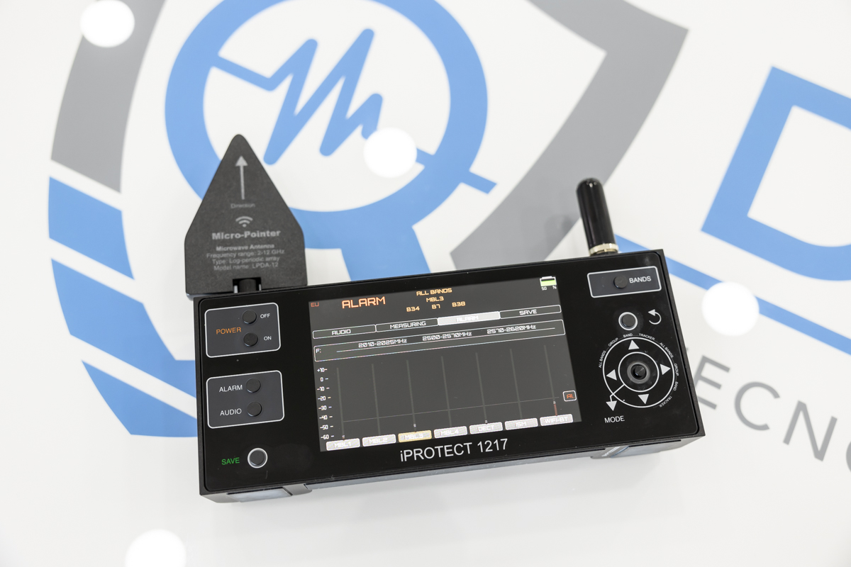 Rilevatore RF analogico e digitale 5G iProtect 1217 di Digiscan-labs, con rilevazione di 26 bande fino a 6 GHz, RIL.41