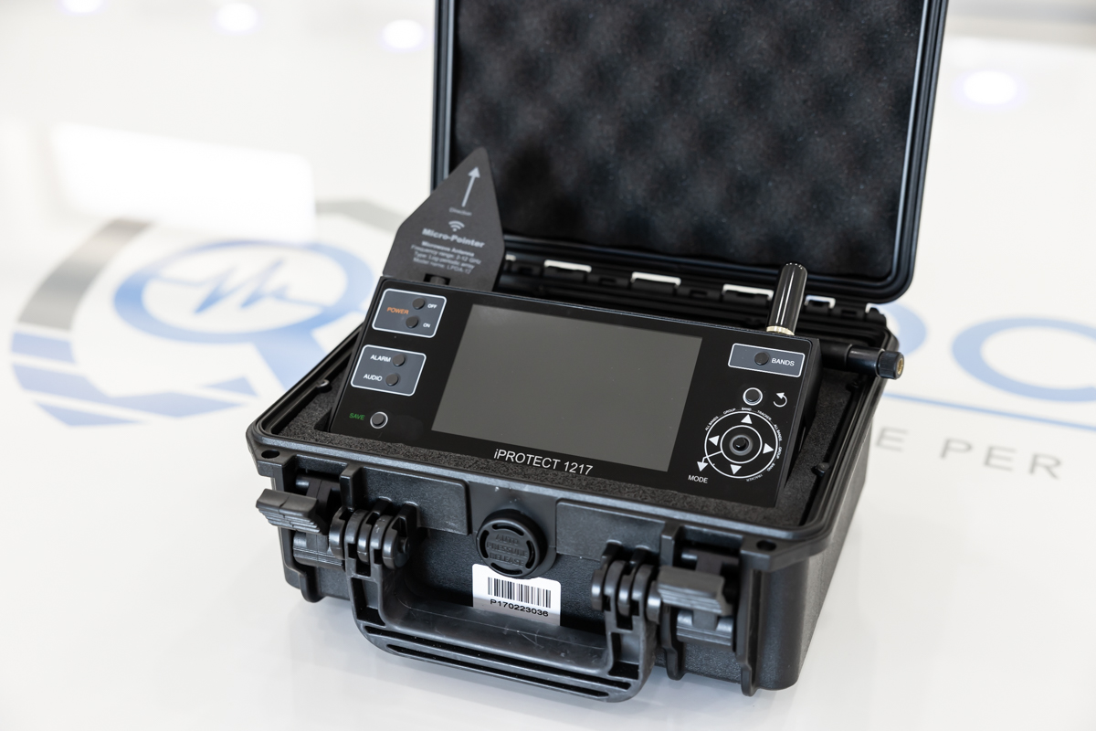 Rilevatore RF analogico e digitale 5G iProtect 1217 di Digiscan-labs, con rilevazione di 26 bande fino a 6 GHz, RIL.41