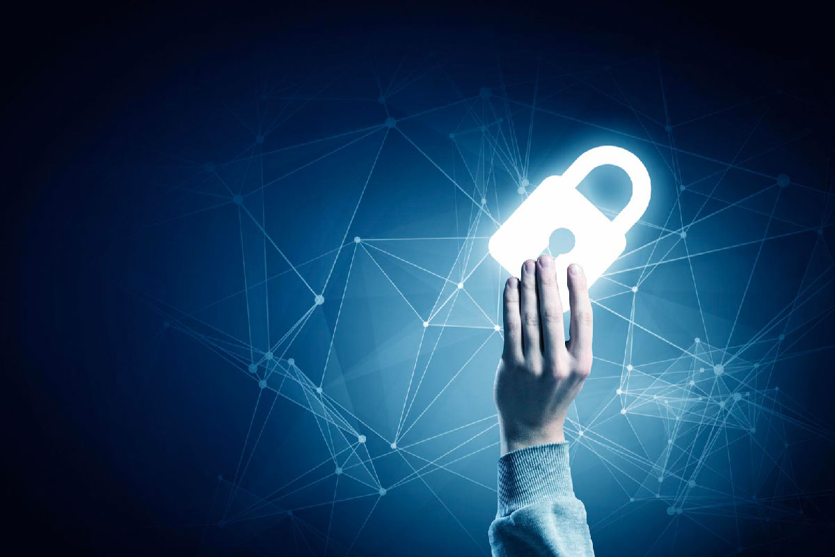 Una mano regge un lucchetto luminoso su uno sfondo blu con poligoni digitali: una rappresentazione dei rischi della IA riguardo la protezione e la sicurezza dei dati
