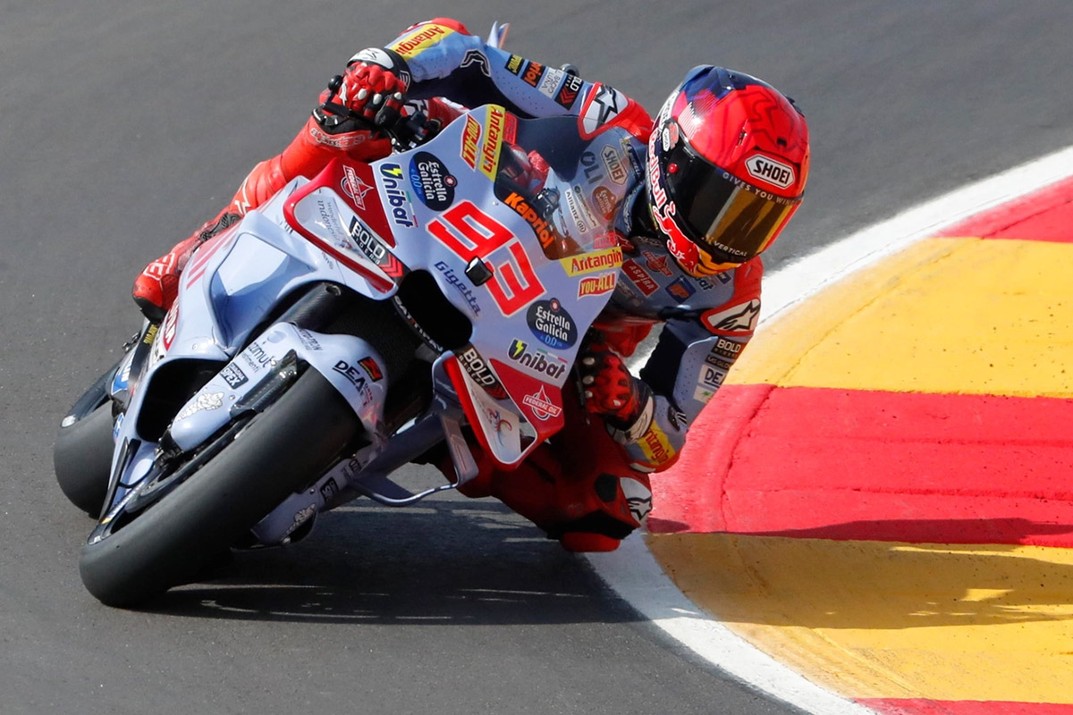 Un pilota di Moto GP affronta una curva durante un gran premio