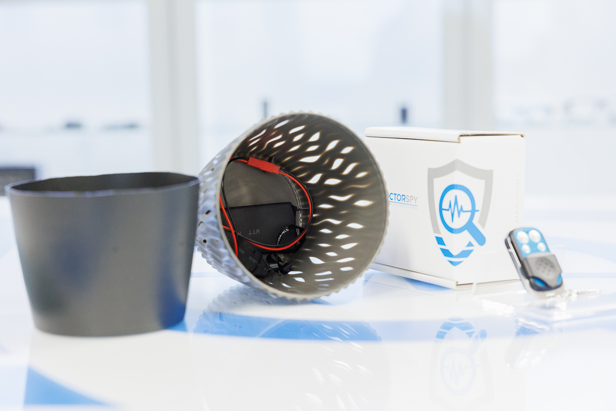 Veduta interna del vaso con microcamera DES.34 e scatola Doctorspy con telecomando