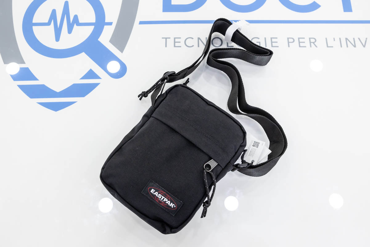 Localizzatore satellitare real time con 30 giorni di autonomia in stand-by occultato in borsello Eastpack DES.12