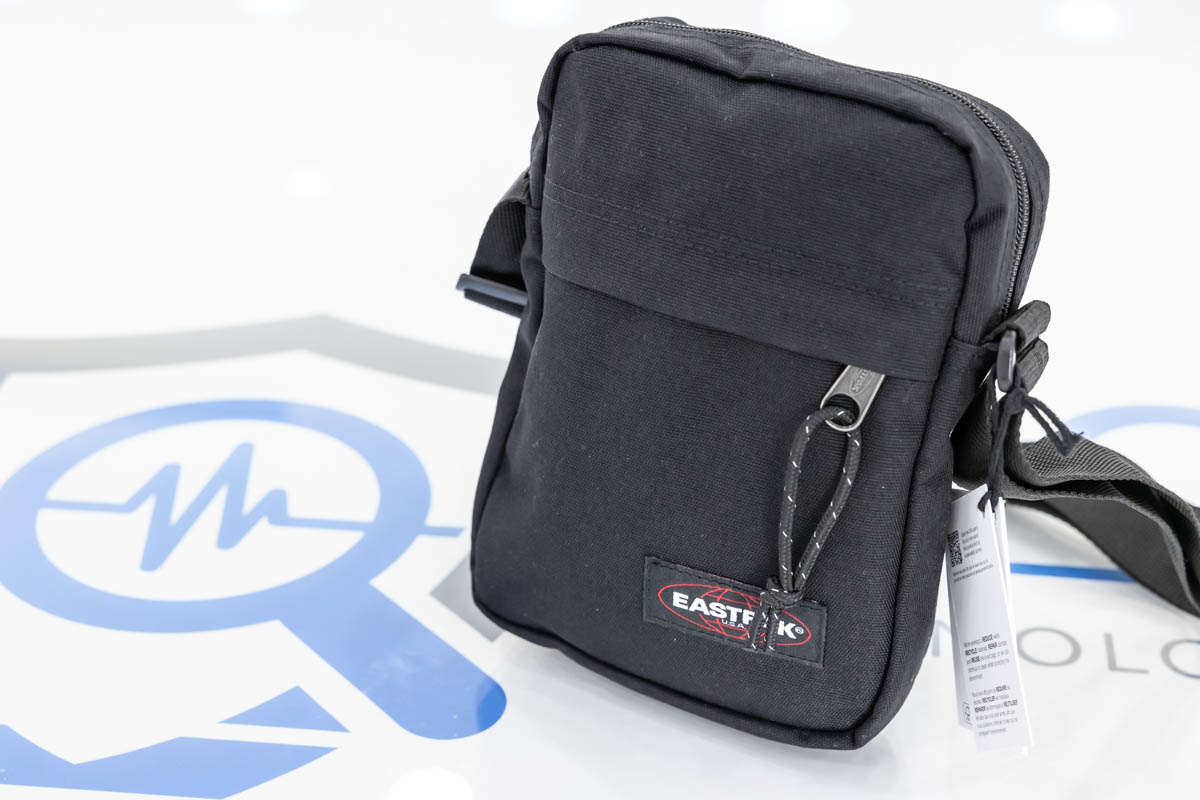 Localizzatore satellitare real time con 30 giorni di autonomia in stand-by occultato in borsello Eastpack DES.12
