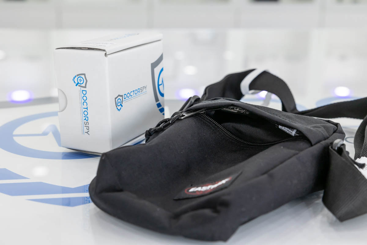 Localizzatore satellitare real time con 30 giorni di autonomia in stand-by occultato in borsello Eastpack DES.12