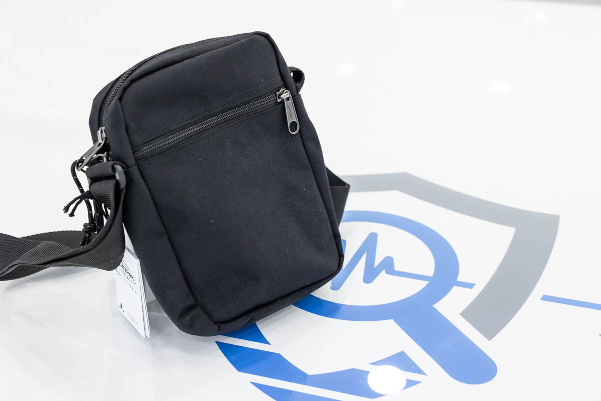 Localizzatore satellitare real time con 30 giorni di autonomia in stand-by occultato in borsello Eastpack DES.12