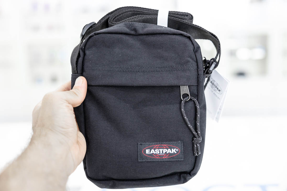 Localizzatore satellitare real time con 30 giorni di autonomia in stand-by occultato in borsello Eastpack DES.12
