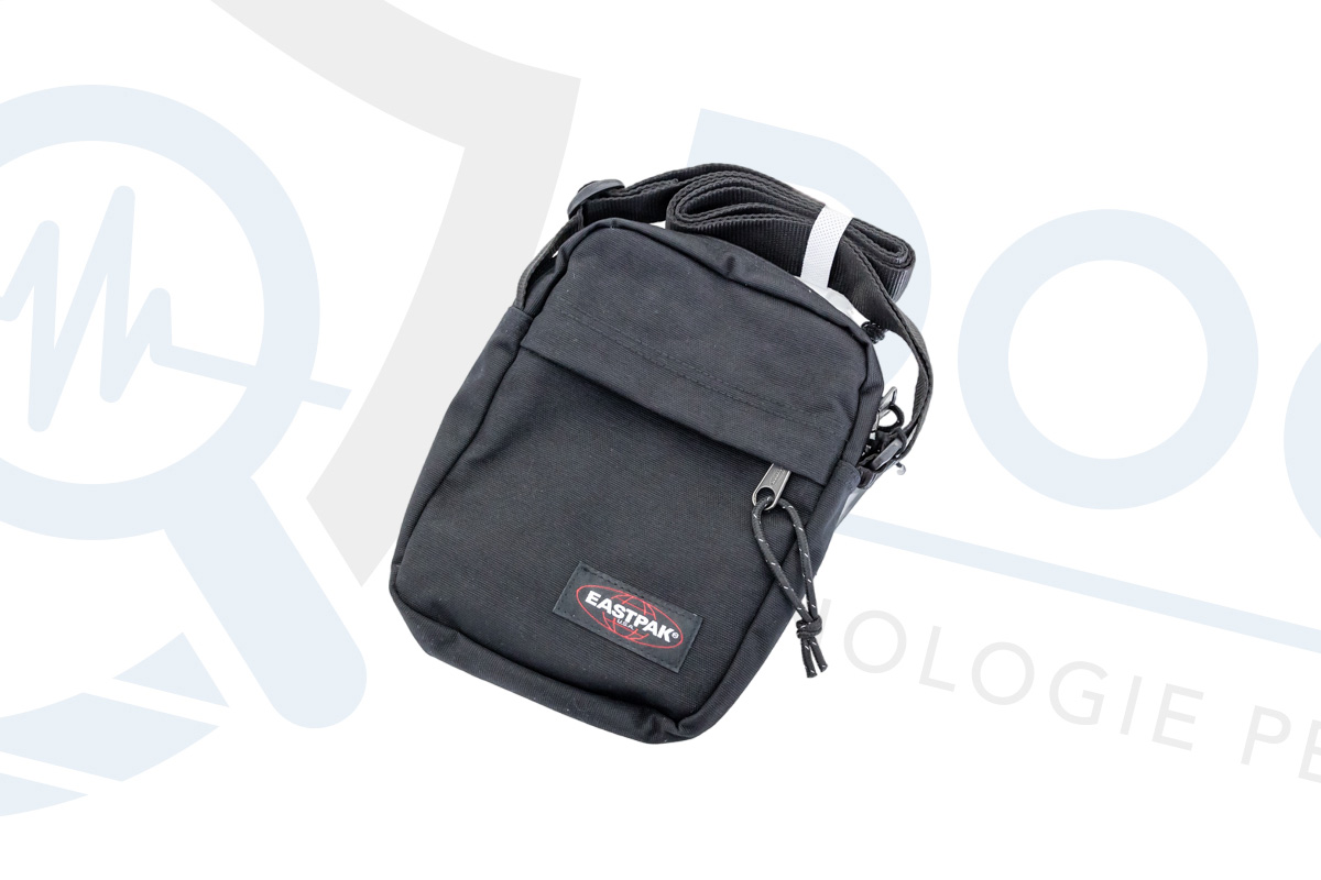 Localizzatore satellitare real time con 30 giorni di autonomia in stand-by occultato in borsello Eastpack DES.12