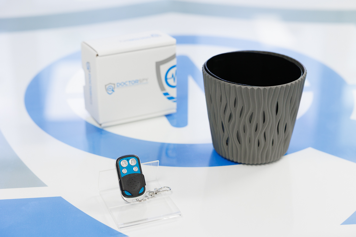 Vaso con microcamera incorporata, scatola Doctorspy e telecomando DES.34