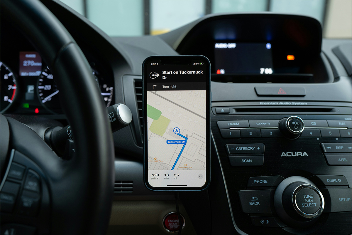 Fotografia dell'interno di un'auto con un sistema di localizzazione GPS attivo sul cellulare
