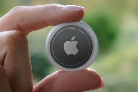 Un Apple AirTag tenuto in mano da un utente