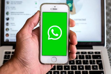 La schermata del telefono di WhatsApp