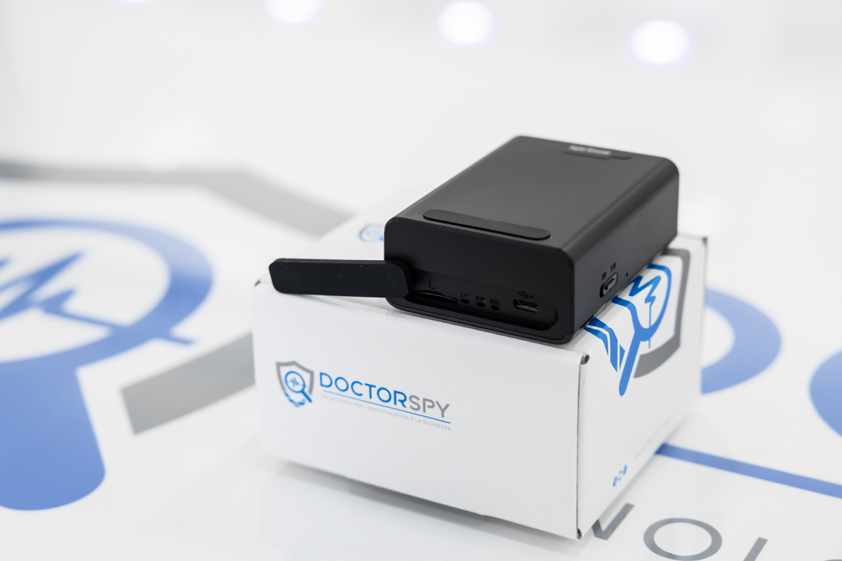 Localizzatore GPS 4G wireless con batteria da 7500mAh, scocca magnetica ultraresistente e funzionalità avanzate di sicurezza, tra cui ascolto remoto, registrazione audio, allarmi di vibrazione e velocità LOC.05
