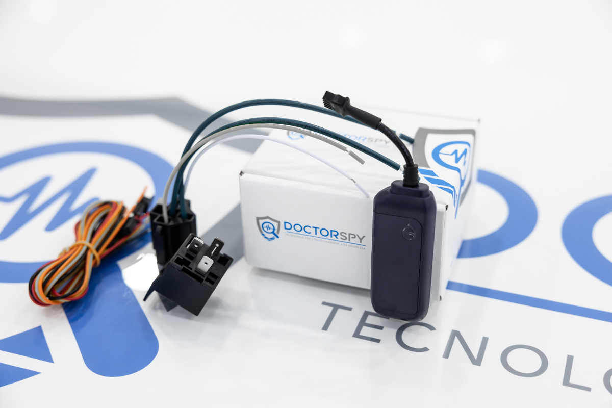 Localizzatore GPS 4G filare con sistema di controllo remoto tramite app, allarmi intelligenti e funzione di blocco motore LOC.03