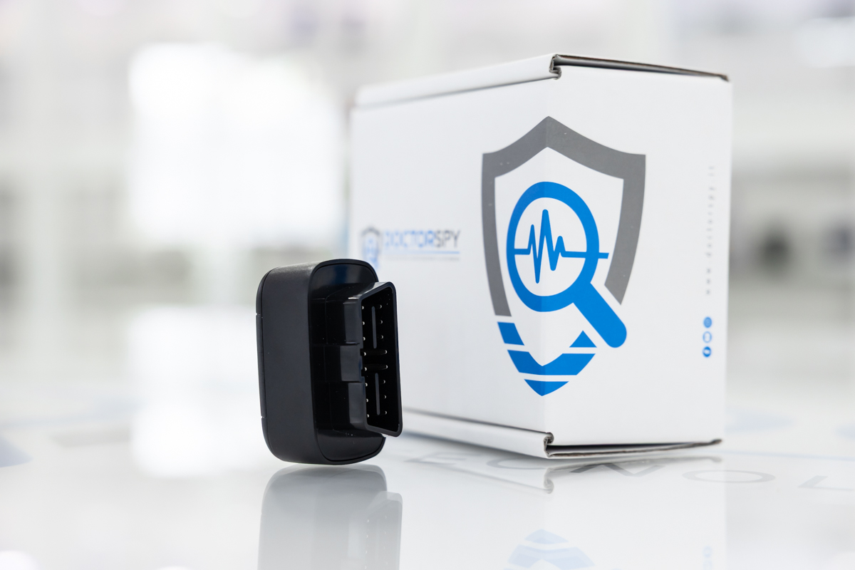 Localizzatore GPS 4G Plug & Play per auto e flotte, con monitoraggio in tempo reale, analisi del comportamento di guida, Geo-Fence e allarmi intelligenti LOC.06