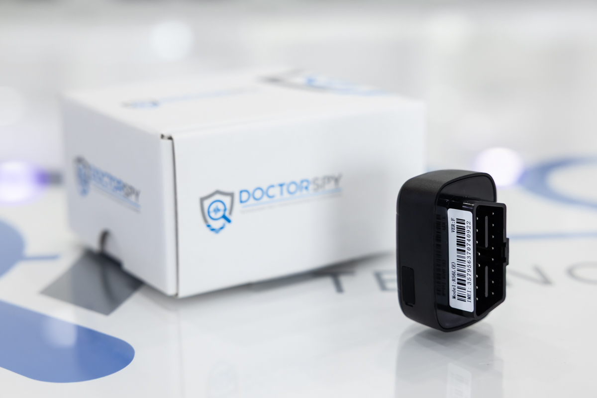 Localizzatore GPS 4G Plug & Play per auto e flotte, con monitoraggio in tempo reale, analisi del comportamento di guida, Geo-Fence e allarmi intelligenti LOC.06