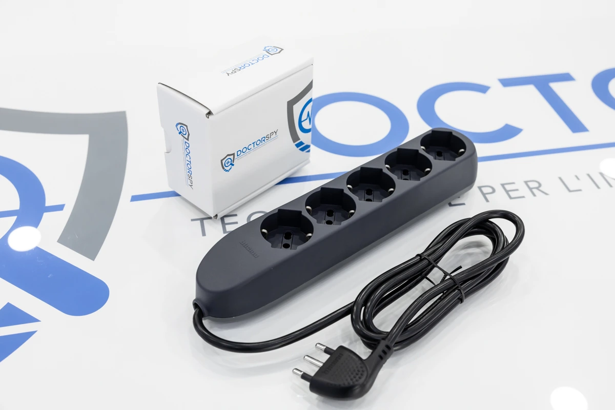 Microspia WiFi P2P audio occultata in una ciabatta elettrica funzionante, perfetta per il monitoraggio discreto di ambienti domestici o lavorativi MIC.W.11