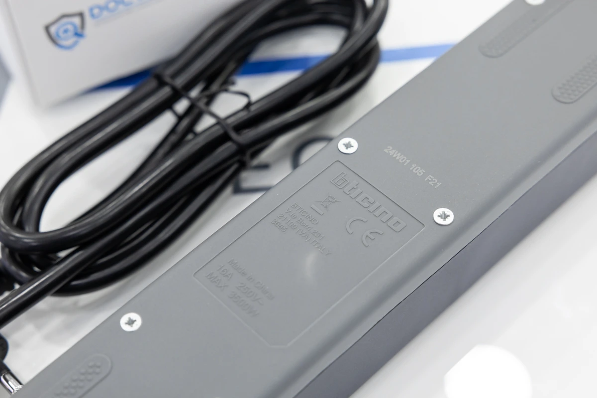 Microspia WiFi P2P audio occultata in una ciabatta elettrica funzionante, perfetta per il monitoraggio discreto di ambienti domestici o lavorativi MIC.W.11