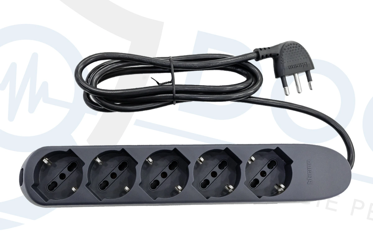 Microspia WiFi P2P audio occultata in una ciabatta elettrica funzionante, perfetta per il monitoraggio discreto di ambienti domestici o lavorativi MIC.W.11