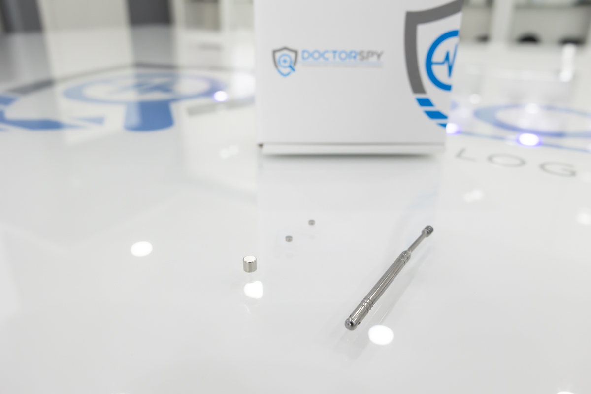 Kit composto da due auricolari nanocalamitati con estrattore metallico e calamita per la rimozione degli auricolari dall'orecchio AURIC.09