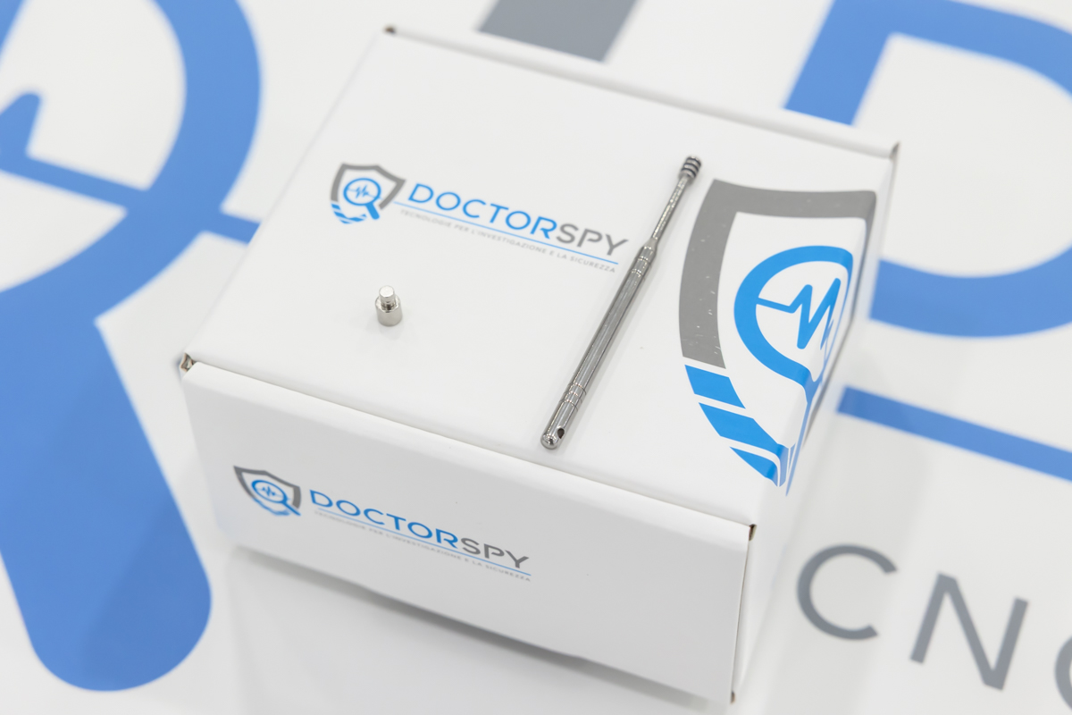 Kit composto da due auricolari nanocalamitati con estrattore metallico e calamita per la rimozione degli auricolari dall'orecchio AURIC.09
