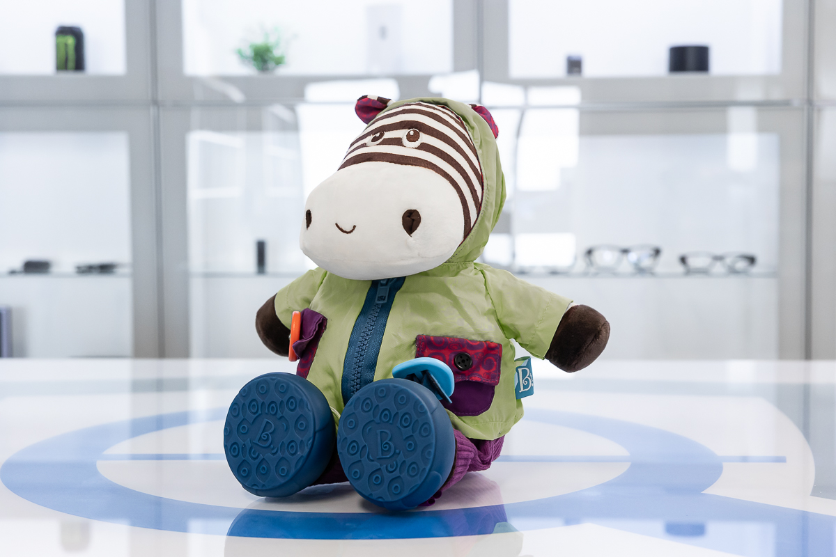 Vista di 3/4 del peluche a forma di zebra con telecamera spia incorporata DES.43