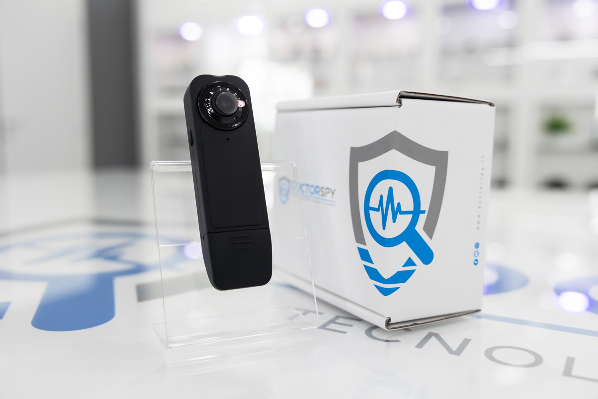 Bodycam Full HD esposta su supporto trasparente accanto alla confezione ufficiale DoctorSpy CAM.01