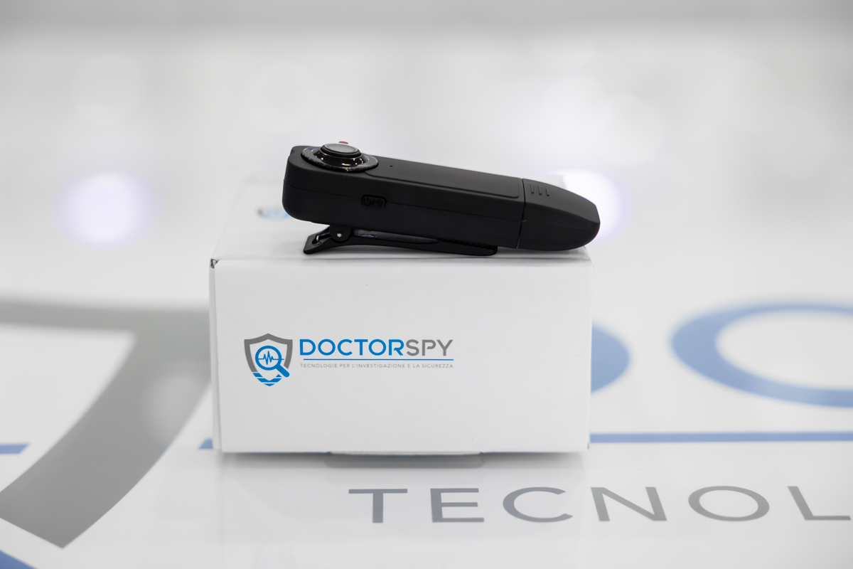 Vista laterale della bodycam con clip fissata sopra la confezione Doctorspy CAM.01